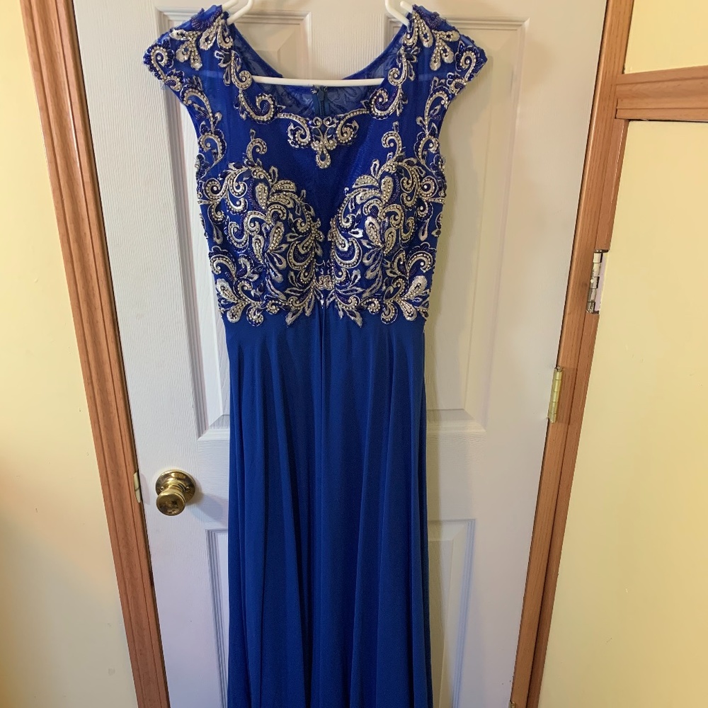 Blue gown (prom dress)